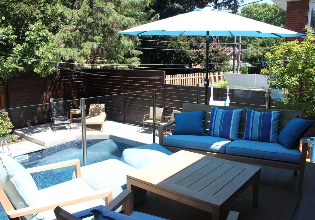 Construction terrasse extérieure avec garde-corps en verre et plancher de bois - Quartier Ahuntsic, Montréal.